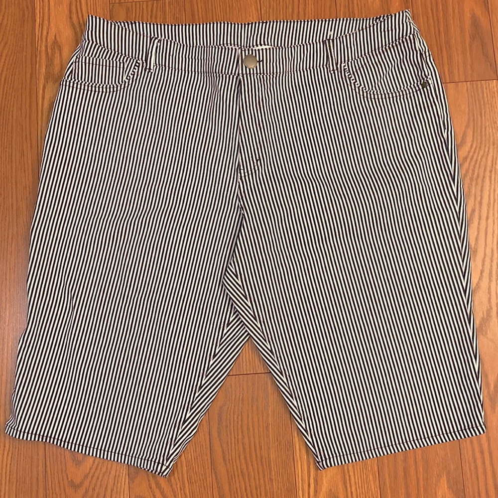 CJ Banks women’s wide skimmer Capri pants, striped button zip closure 22W